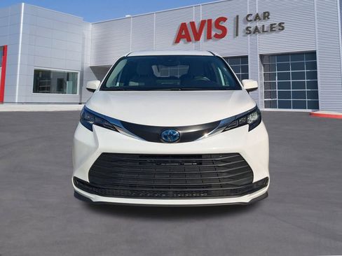 Used 2025 Toyota Sienna LE image 2