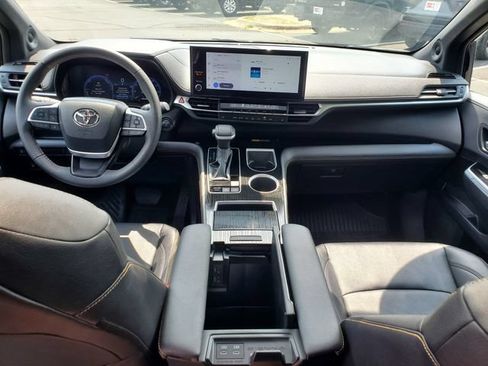 Used 2025 Toyota Sienna XLE Woodland Edition AWD/4WD image 15