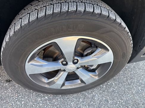 Used 2019 Jeep Cherokee Limited w/ Luxury Group image 25