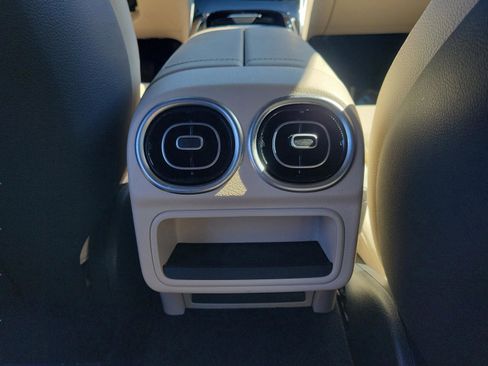 Used 2025 Mercedes-Benz C 300 Sedan image 25