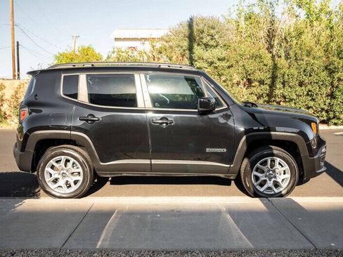 Used 2017 Jeep Renegade Latitude w/ Popular Equipment Group AWD/4WD image 6