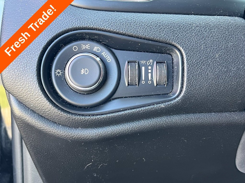 Used 2017 Jeep Renegade Latitude FWD image 21