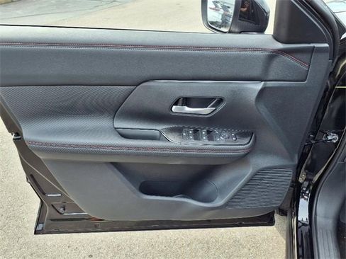 New 2025 Nissan Kicks SR image 7