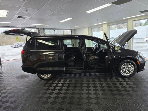 Used 2025 Chrysler Pacifica Select image 17