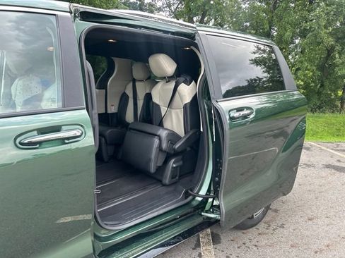 Used 2025 Toyota Sienna Platinum AWD/4WD image 38