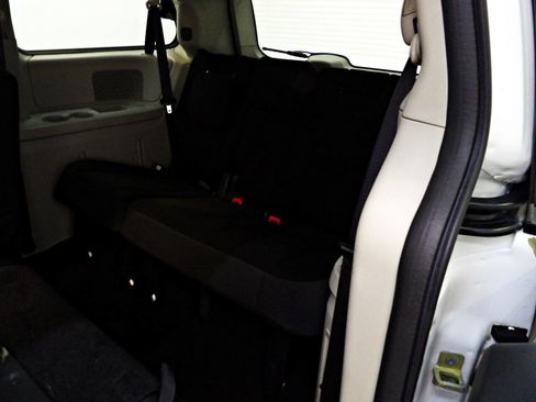 Used 2018 Dodge Grand Caravan SE w/ UConnect Hands-Free Group FWD image 10