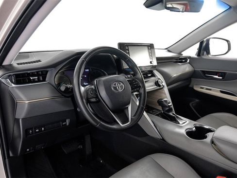 Used 2022 Toyota Venza XLE image 2