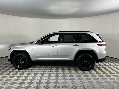 Certified 2025 Jeep Grand Cherokee Altitude image 9