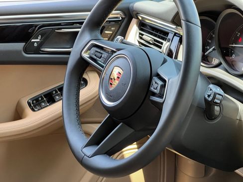 Certified 2025 Porsche Macan AWD/4WD image 41