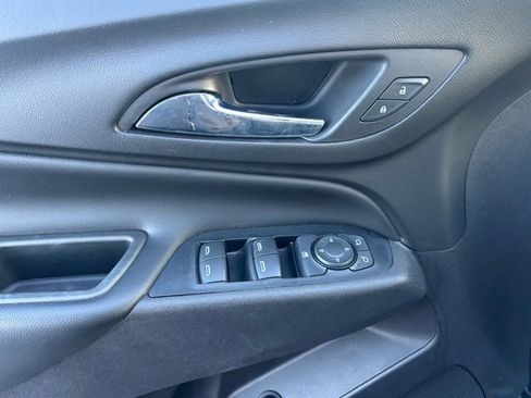 Used 2018 Chevrolet Equinox LT image 11