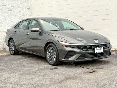 Used 2024 Hyundai Elantra SEL FWD image 1