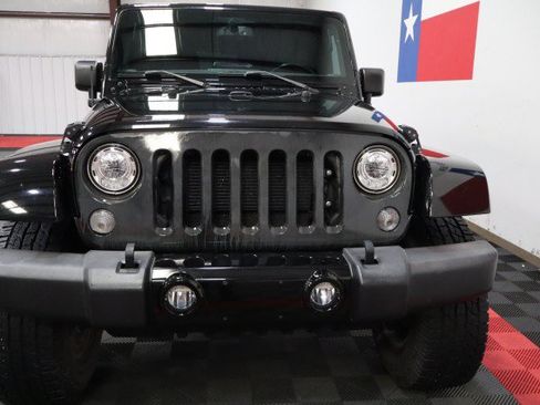 Used 2017 Jeep Wrangler Unlimited Sahara w/ Connectivity Group AWD/4WD image 16