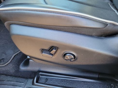 Used 2024 Chrysler Pacifica Limited w/ S Appearance Package image 9