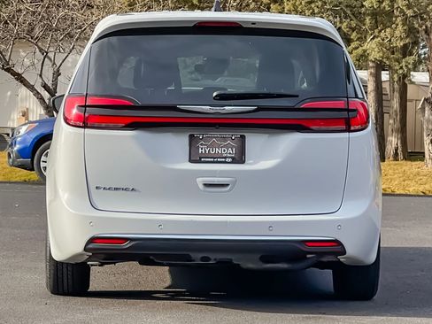 Used 2023 Chrysler Pacifica Touring-L image 5