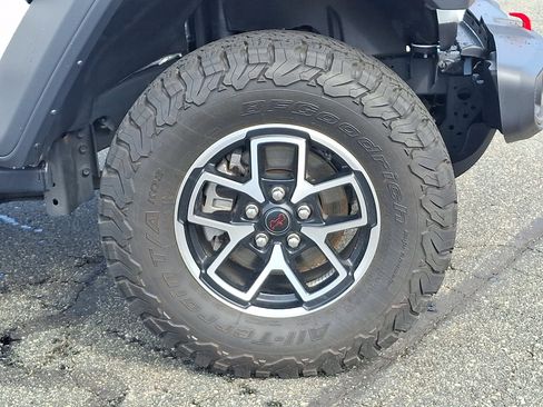 Used 2025 Jeep Wrangler Unlimited Rubicon w/ Convenience Group AWD/4WD image 6