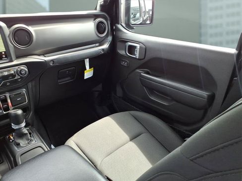 Used 2023 Jeep Gladiator Sport AWD/4WD image 18