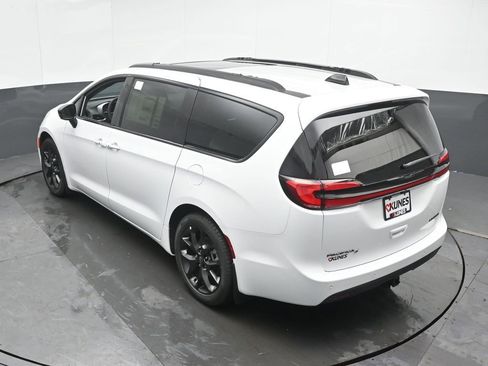 New 2026 Chrysler Pacifica Limited FWD image 35