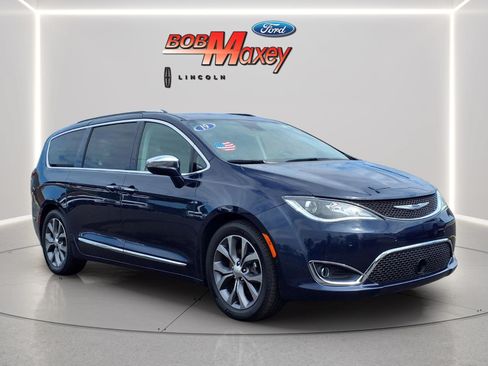 Used 2019 Chrysler Pacifica Limited w/ Tire & Wheel Group FWD image 3