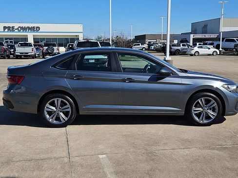 Used 2024 Volkswagen Jetta SE image 2