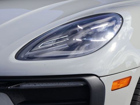 Certified 2022 Porsche Macan image 13