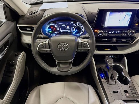 Used 2023 Toyota Highlander XLE AWD/4WD image 22