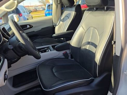 Certified 2022 Chrysler Pacifica Limited image 25