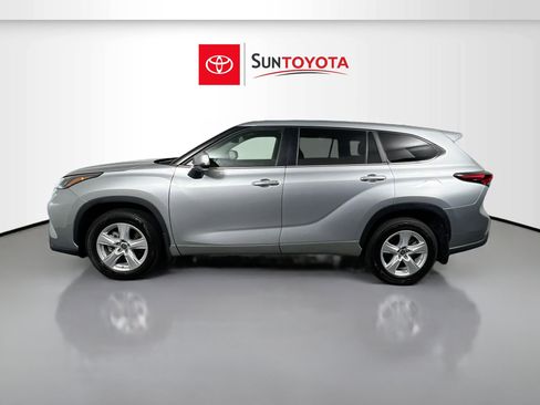 Used 2024 Toyota Highlander LE AWD/4WD image 7
