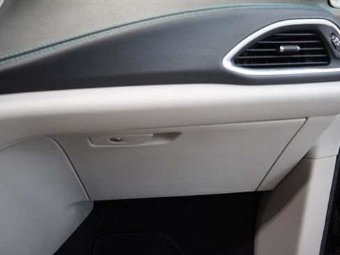 Used 2018 Chrysler Pacifica Limited w/ Advanced Safetytec Group FWD image 45