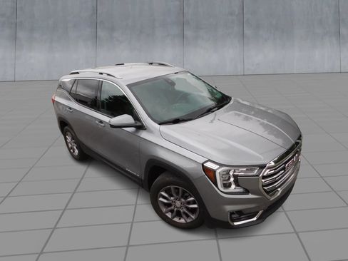 Used 2024 GMC Terrain SLT AWD/4WD image 2