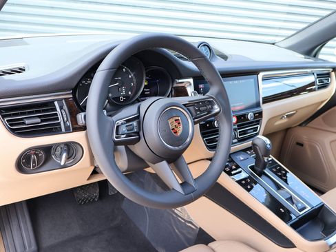 New 2026 Porsche Macan image 4
