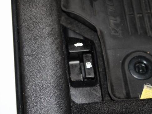 Used 2022 Toyota Corolla LE image 12