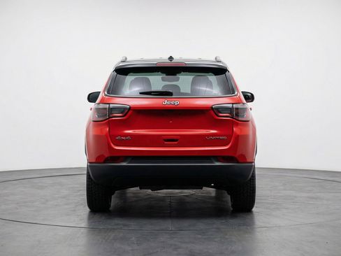 Used 2025 Jeep Compass Trailhawk AWD/4WD image 7