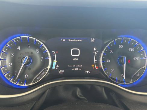 Used 2023 Chrysler Pacifica Touring-L FWD image 10