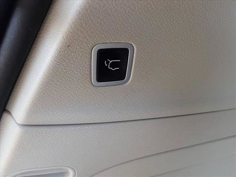Used 2023 Chrysler Pacifica Touring-L FWD image 9