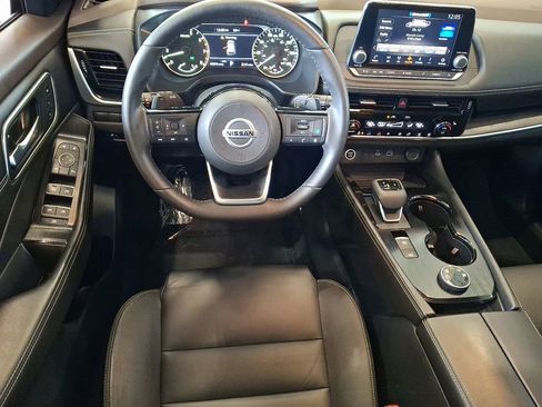 Used 2021 Nissan Rogue SL image 2