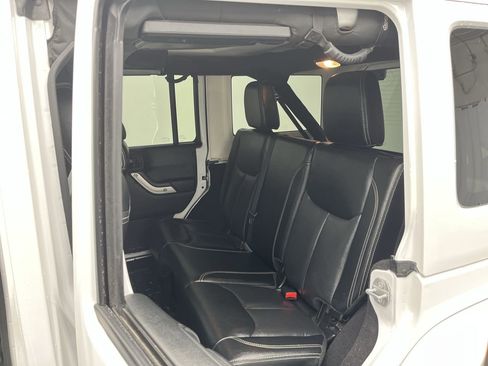 Used 2017 Jeep Wrangler Unlimited Sahara w/ Connectivity Group image 9