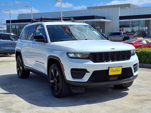 Used 2023 Jeep Grand Cherokee Altitude AWD/4WD image 7