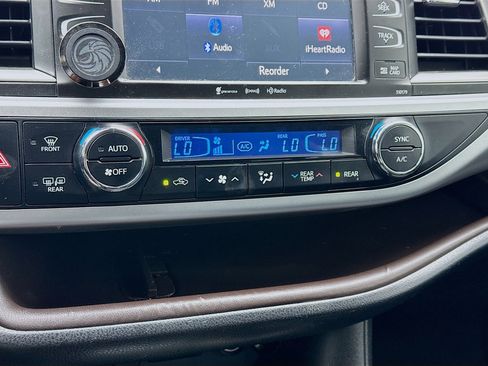 Used 2018 Toyota Highlander XLE FWD image 12