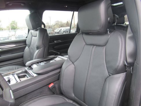 Used 2024 Jeep Wagoneer 4WD w/ Premium Group I image 25