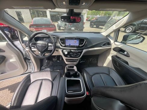 Used 2024 Chrysler Pacifica Select w/ Uconnect Theater Family Group image 3