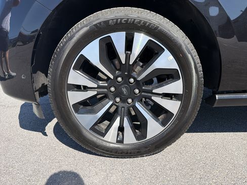 Certified 2025 Ford Expedition Max Platinum w/ Driver's Package AWD/4WD image 11