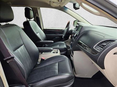 Used 2014 Chrysler Town & Country Touring FWD image 18
