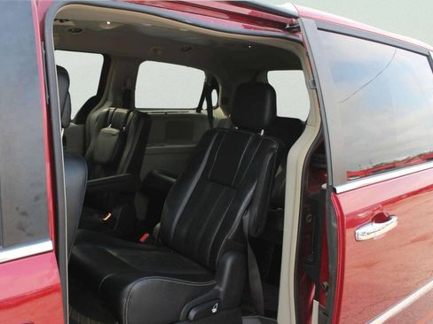 Used 2015 Chrysler Town & Country Touring-L w/ Driver Convenience Group FWD image 8