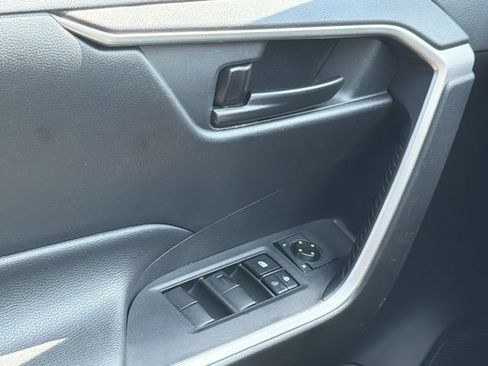 Used 2020 Toyota RAV4 LE AWD/4WD image 17