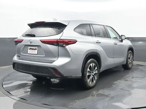 Used 2023 Toyota Highlander XLE FWD image 6