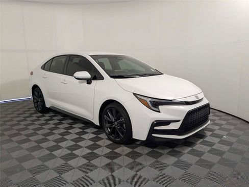 Used 2024 Toyota Corolla SE FWD image 3