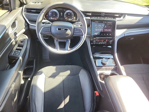 Certified 2025 Jeep Grand Cherokee Altitude image 13