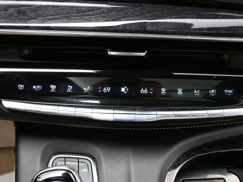 Used 2023 Cadillac Escalade Premium Luxury AWD/4WD image 23