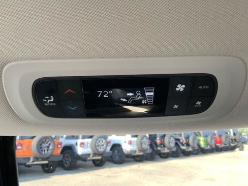 Used 2023 Chrysler Pacifica Touring-L FWD image 51