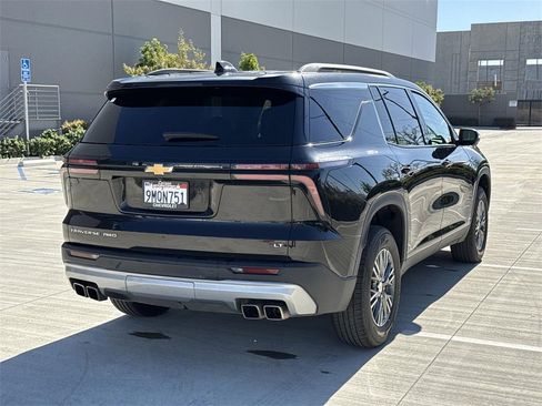 Used 2024 Chevrolet Traverse LT image 3